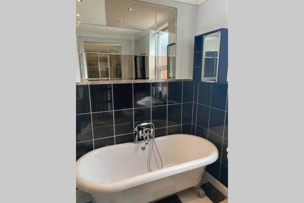 Appartement Quigley Buildings - Stylish Entire 2 Bed House Sleeps 5 Wigan - Private Garden - Free Parking - Wifi - Secure Garden Extérieur photo