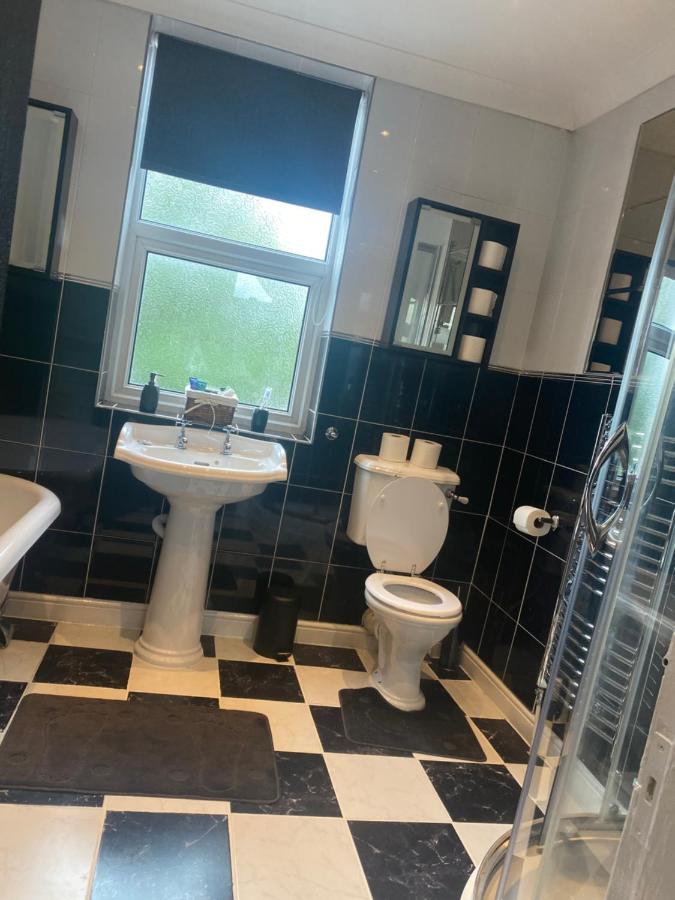 Appartement Quigley Buildings - Stylish Entire 2 Bed House Sleeps 5 Wigan - Private Garden - Free Parking - Wifi - Secure Garden Extérieur photo