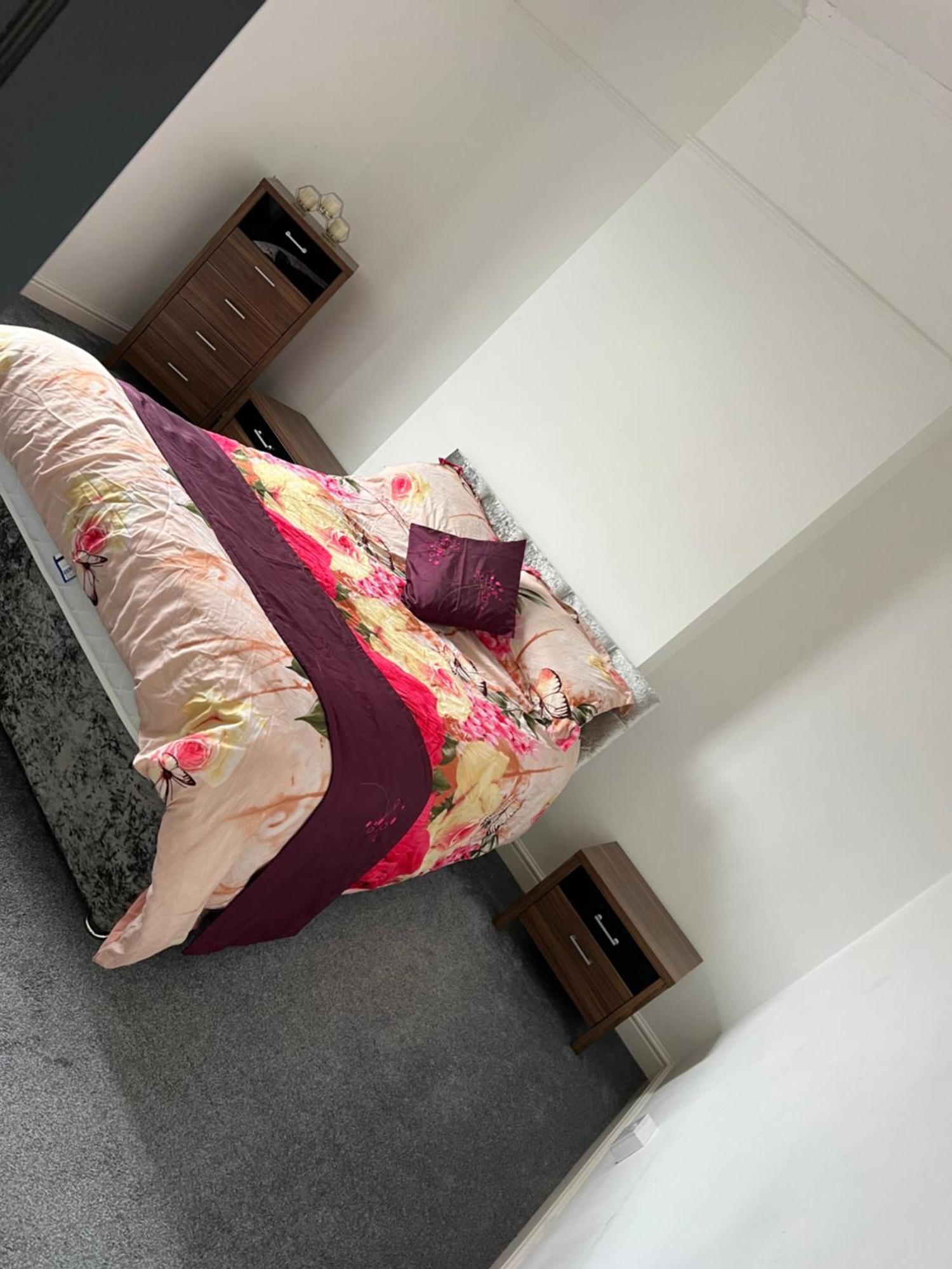 Appartement Quigley Buildings - Stylish Entire 2 Bed House Sleeps 5 Wigan - Private Garden - Free Parking - Wifi - Secure Garden Extérieur photo