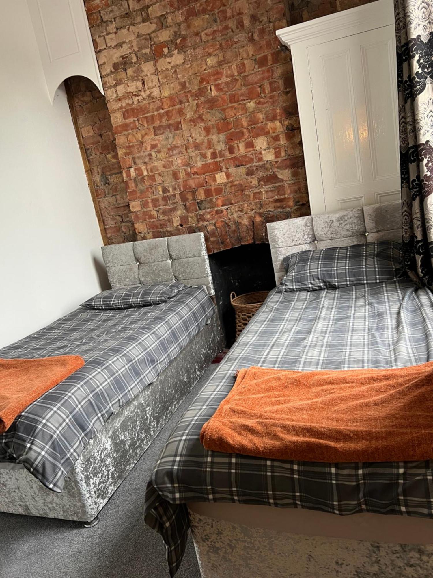 Appartement Quigley Buildings - Stylish Entire 2 Bed House Sleeps 5 Wigan - Private Garden - Free Parking - Wifi - Secure Garden Extérieur photo